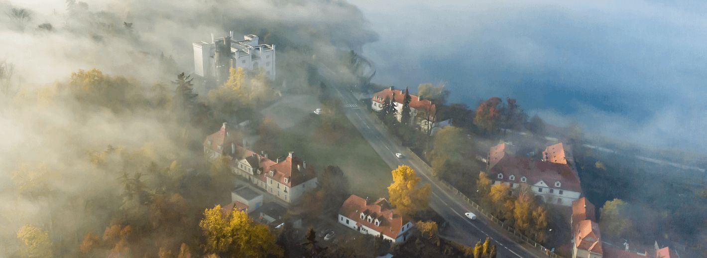 Miasteczko widziane z lotu ptaka. Częściowo skąpane we mgle