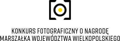 Logo Konkursu Fotograficznego o Nagrodę Marszałka Województwa Wielkopolskiego: od góry uproszczony symbol aparatu fotograficznego w kolorze czarnym z żółta kropką w miejscu migawki, poniżej - nazwa konkursu napisana czarnymi drukowanymi literami